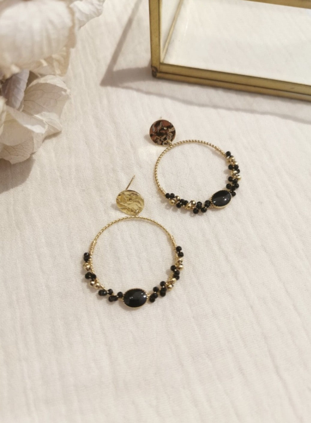 Boucles d’oreilles perles noires dorés